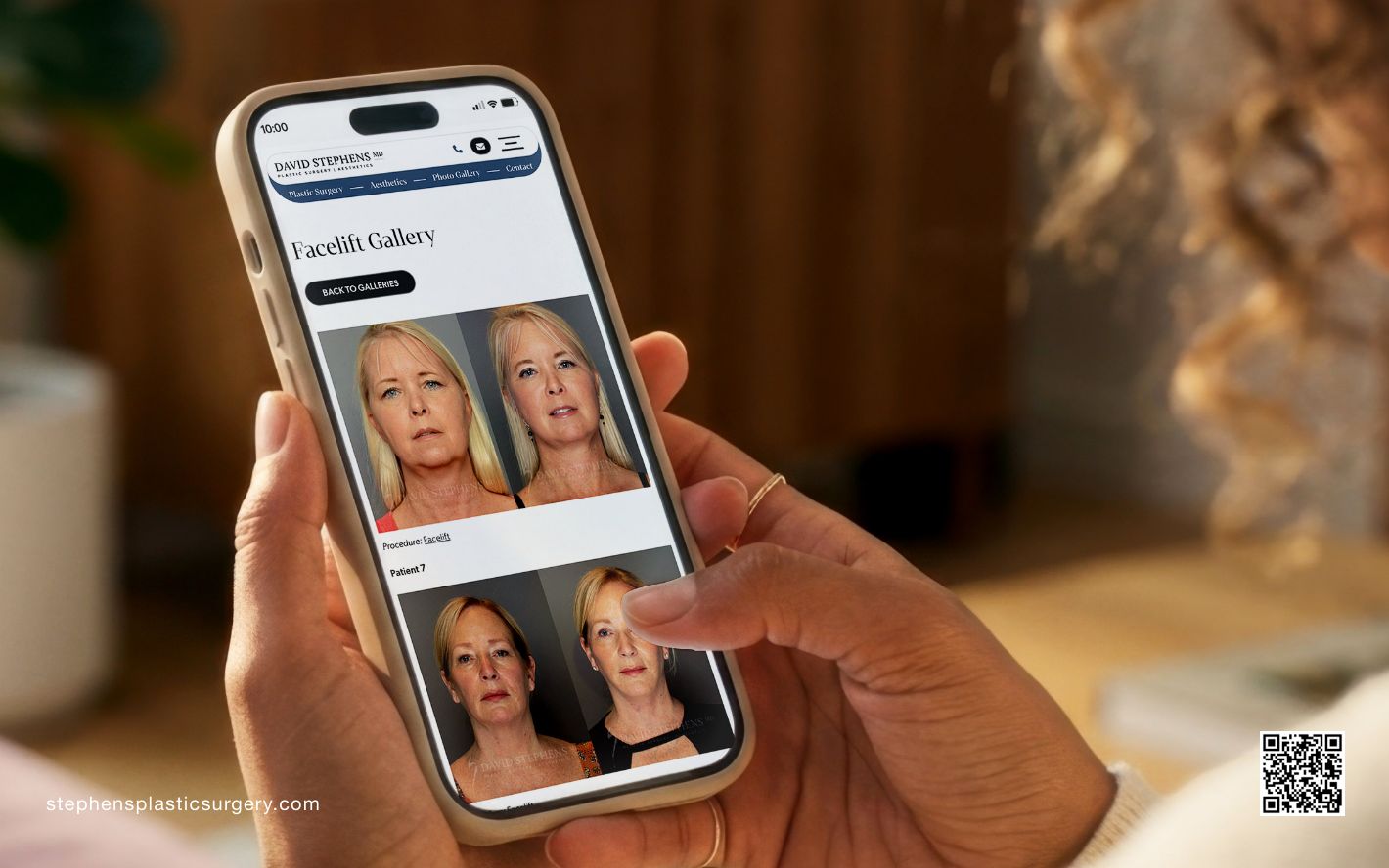 Showcase SPS phone with preview of photo gallery